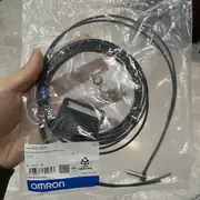 E32-C91N 2M fiber run showing the 2 m PVC-jacketed cable with no markings along the length, free-cut end on the amplifier side