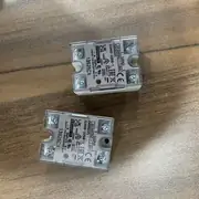 Omron G3NB-225B-1 bolted to a Y92B-N150 heat sink in a panel, with the DC5-24 V control wiring on the input side and AC24-220 V heater wiring on the output side