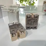 Omron G3NB-240B-1 DC5-24V mounted on a Y92B-N150 heat sink with Y92S-P2 thermal paste applied — controlling a 5 kW 240 VAC industrial process heater in an injection molding machine, with the LED indicator visible through the cabinet window