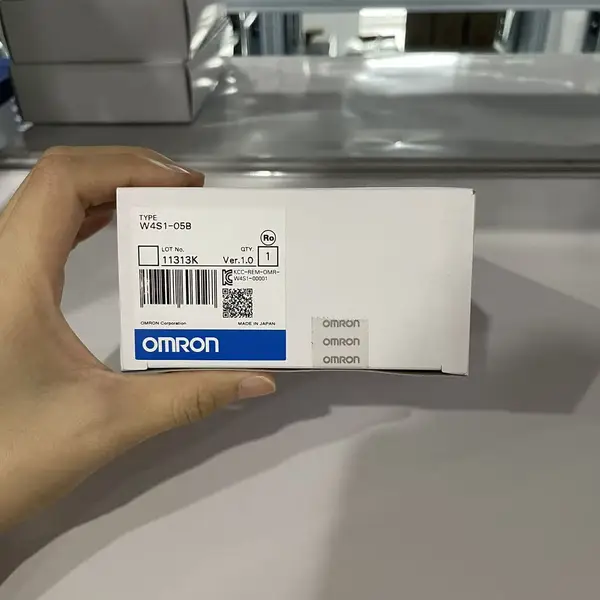 Omron W4S1-05B Photoelectric Sensor Amplifier — front view