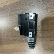 Omron Z-15GW22A55-B5V Limit Switch SPDT Roller Lever — detail view